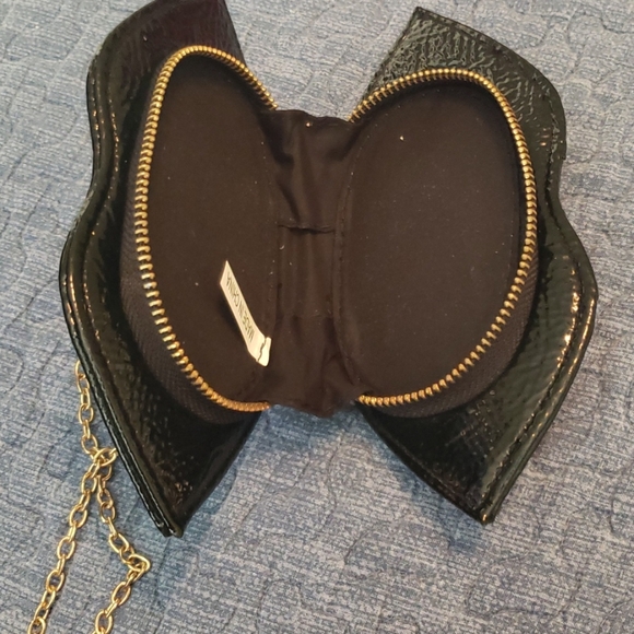 Mini Lips Wristlet. - Picture 3 of 4